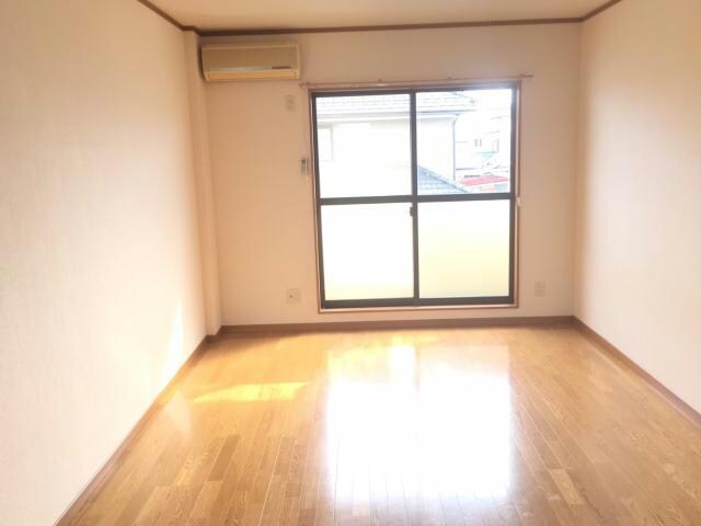 物件内観写真5　(陽が差し込みます。)