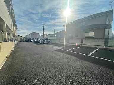 物件外観写真3　(駐車場広々としています。)