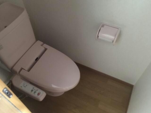 物件内観写真9　(温水洗浄便座付きです。)