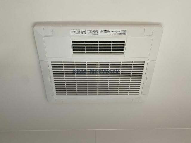 物件内観写真7　(浴室乾燥機付き。)