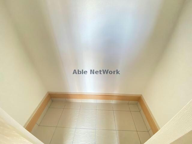 物件内観写真13　(玄関に収納スペースあり。)