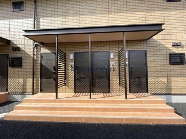 エントランス部分(ペットも日当たりの良さに◎)