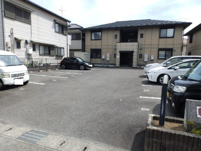 物件外観写真3　(駐車場)