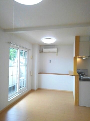 物件内観写真3　(居室・リビング)