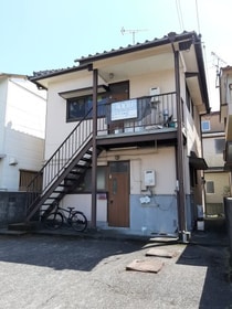 高知市電ごめん線・伊野線 鹿児駅 2階建 築40年の外観写真