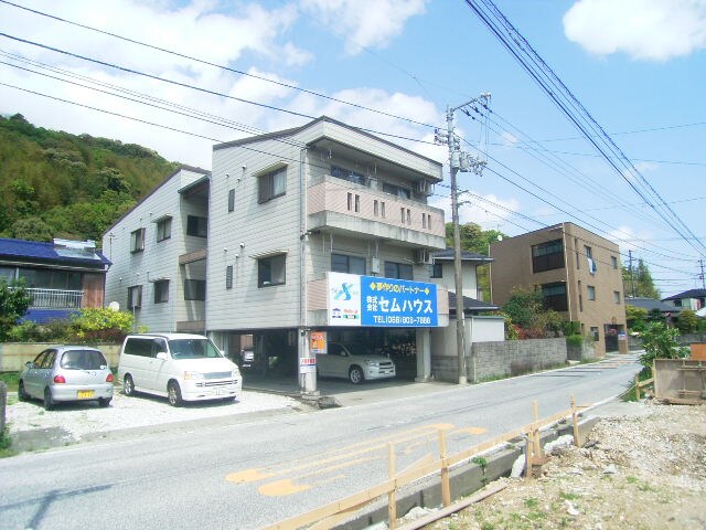 物件外観写真1　(現況が相違する場合は現況を優先致します。)