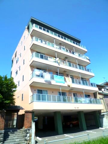 物件外観写真1　(2011年8月撮影)