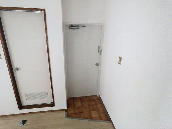 玄関(2025年2月撮影)