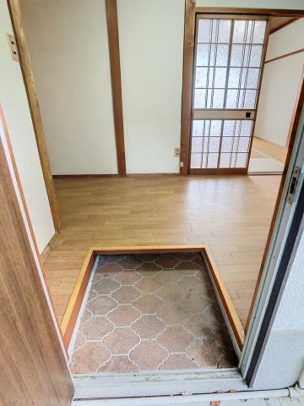 玄関(現況を優先します。（撮影時期：2024年7月）)