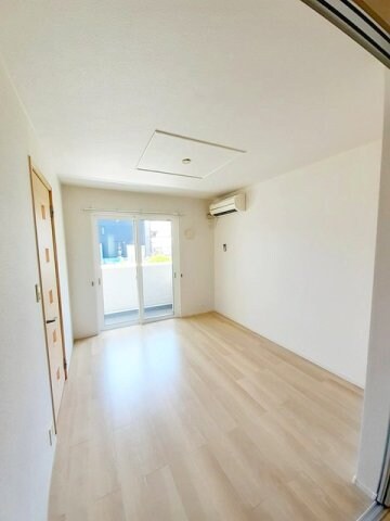 物件内観写真3　(居室・リビング)