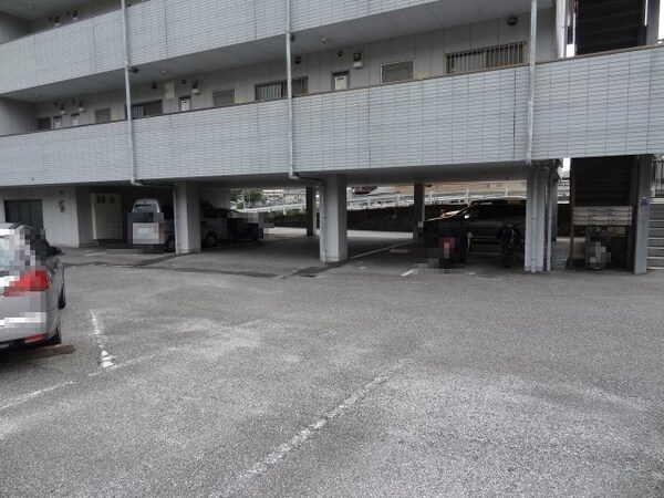 駐車場(現況を優先します。（撮影時期：2018年9月）)