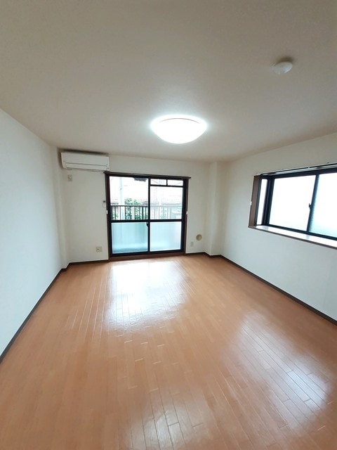 物件内観写真2　(居室・リビング)