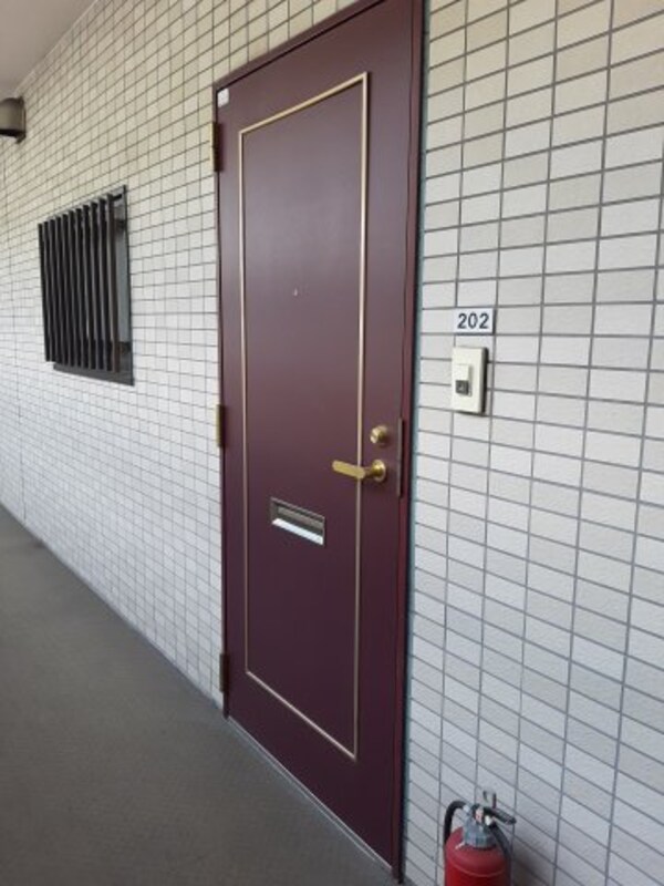 玄関(2021年11月撮影※現況を優先致します。)
