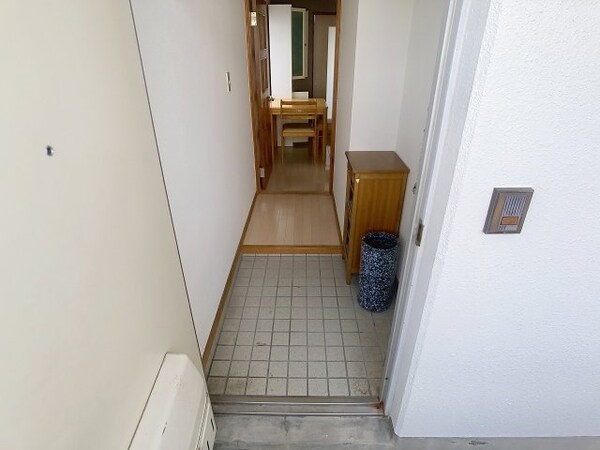 玄関(2025年5月撮影※現況を優先致します。)