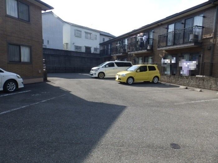 物件外観写真3　(駐車場)
