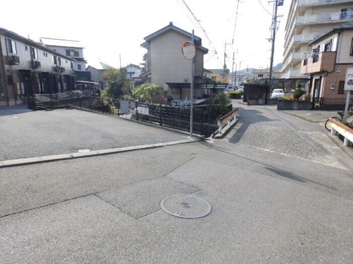 物件外観写真4　(敷地入口＆前面道路)