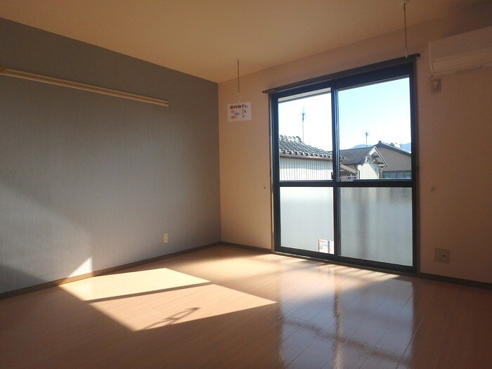 物件内観写真3　(洋室8帖)