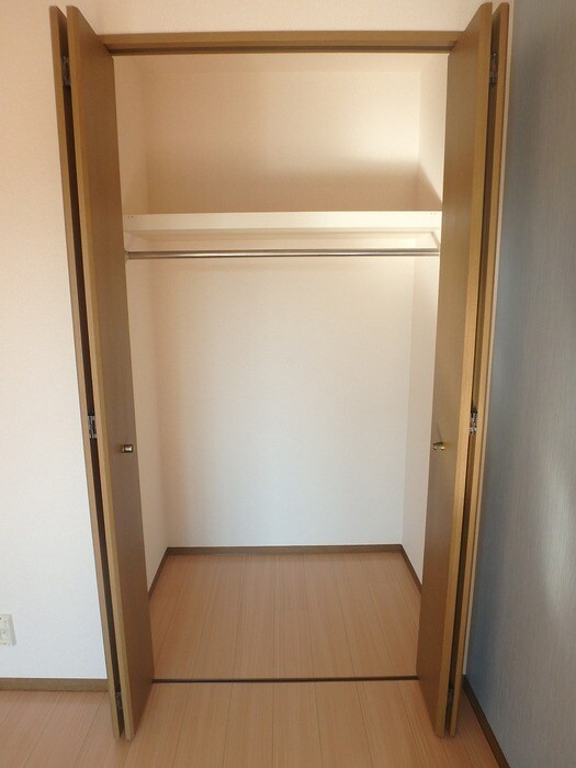 物件内観写真9　(洋室8帖収納)