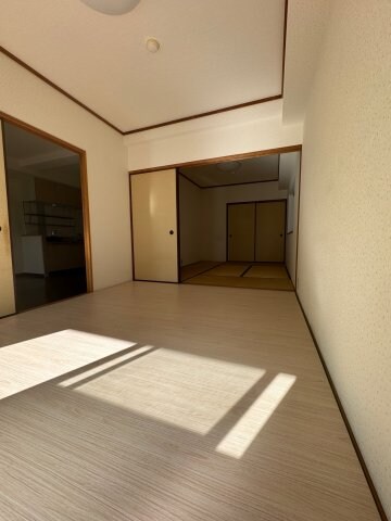 物件内観写真4　(ウッドカーペット６畳（2024年1月撮影）)