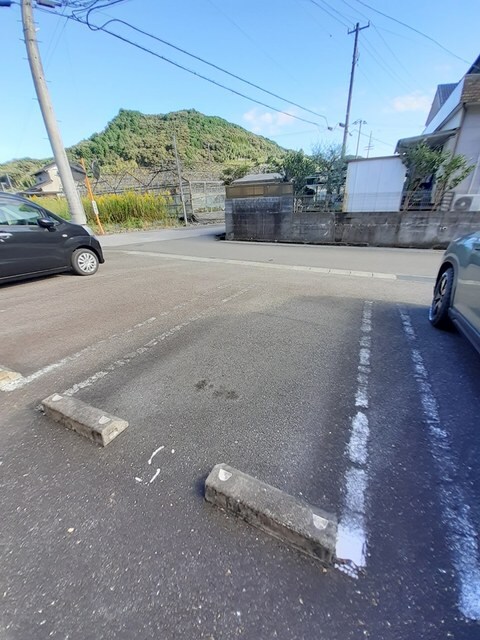 物件外観写真2　(駐車場)