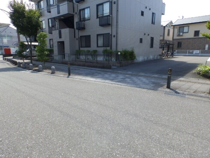 物件内観写真19　(前面道路＆敷地入口)