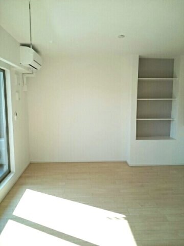 物件内観写真4　(居室・リビング)