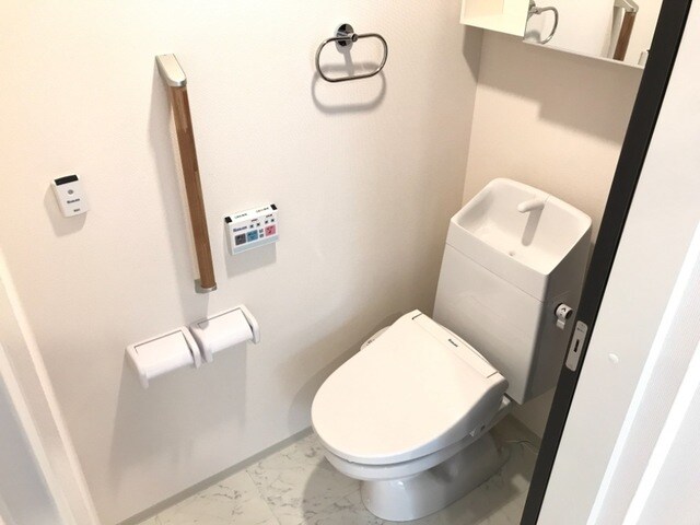 物件内観写真6　(シャワー付トイレ)