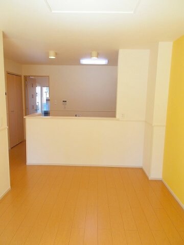 物件内観写真2　(居室・リビング)