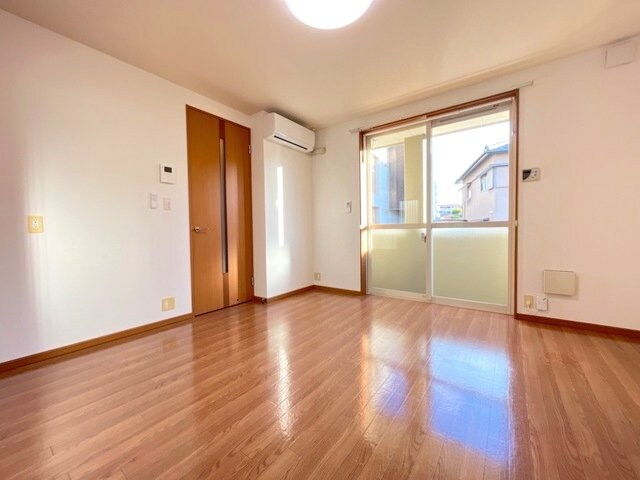 物件内観写真2　(リビング)