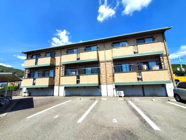 物件外観写真1　(2023年3月撮影)