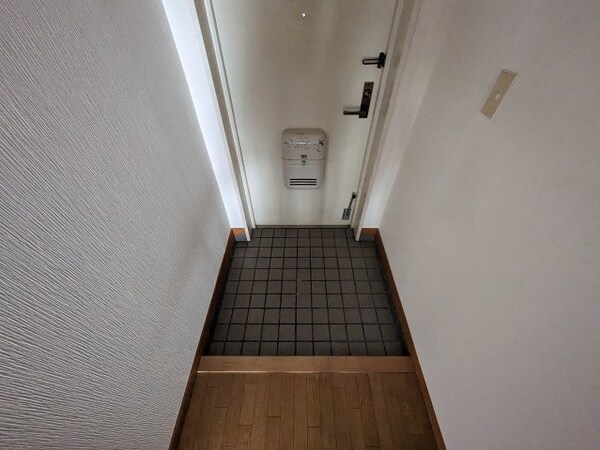 玄関(2025年5月撮影※現況を優先致します。)