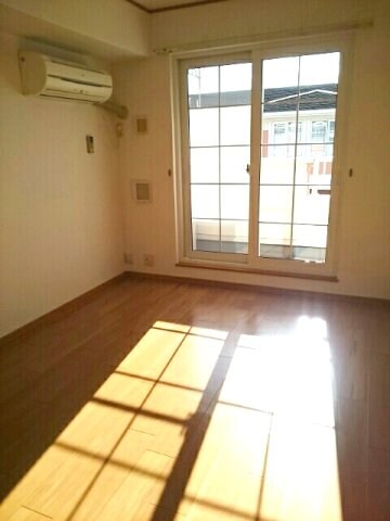 物件内観写真3　(居室・リビング)