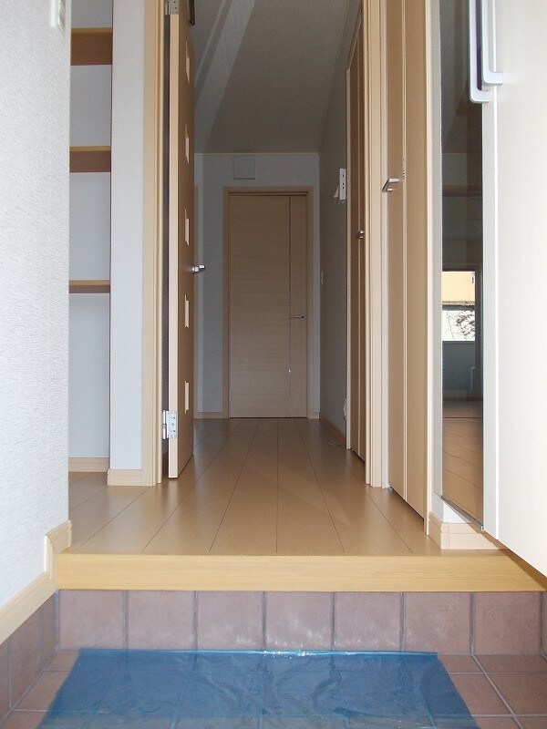 物件内観写真13　(玄関)