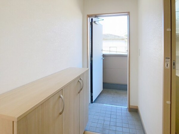 玄関(現況が相違する場合は現況を優先致します。2025年11月撮影)