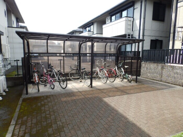 物件内観写真4　(駐輪場)