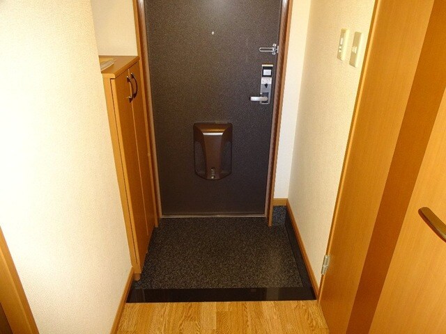 物件内観写真13　(玄関)