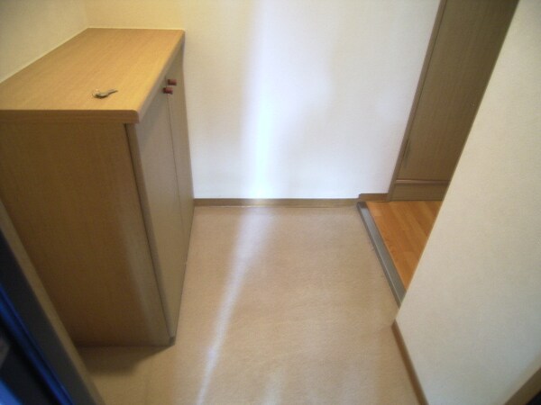 玄関(2階別室の参考写真です。現況を優先します。（202）)