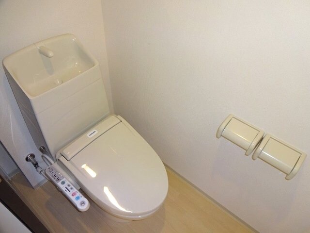 物件内観写真6　(シャワー付トイレ)