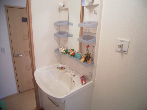 洗面・脱衣所(同タイプ間取り別室の写真です。現況を優先します。)