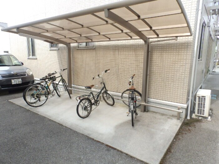 物件内観写真4　(駐輪場)