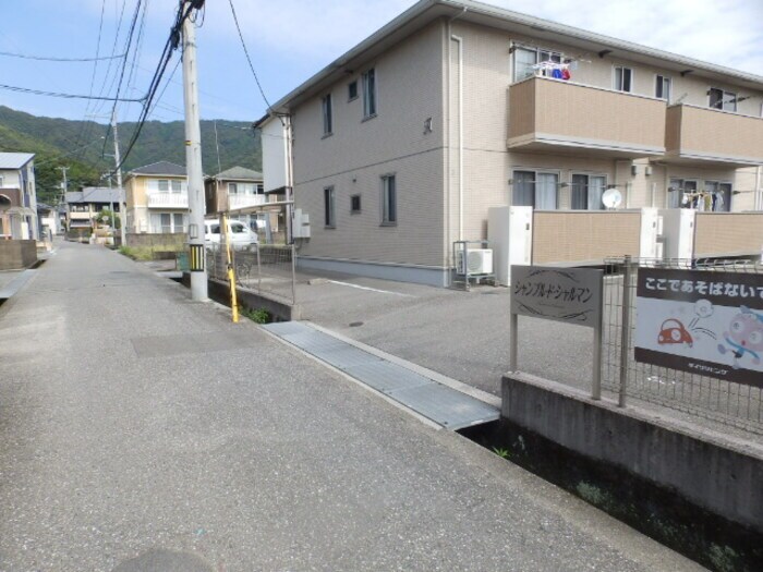 物件内観写真5　(前面道路・進入口)