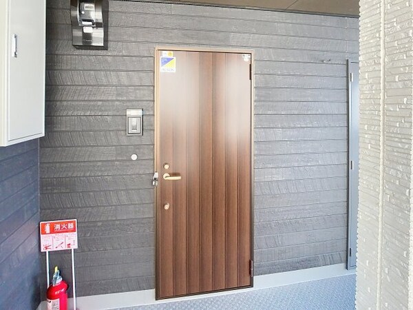 玄関(2025年5月撮影※現況を優先致します。)