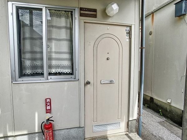 玄関(2023年5月撮影　現況が相違する場合は現況を優先致します。)