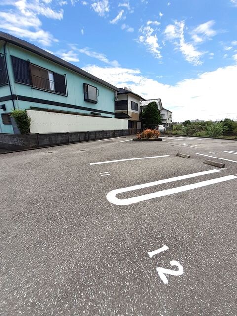 物件外観写真2　(駐車場)