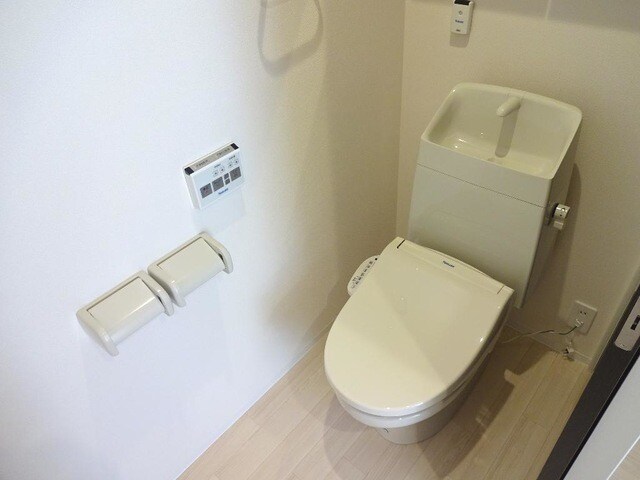 物件内観写真6　(シャワー付トイレ)