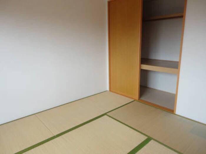 物件内観写真4　(202 南西和室･押入れ)