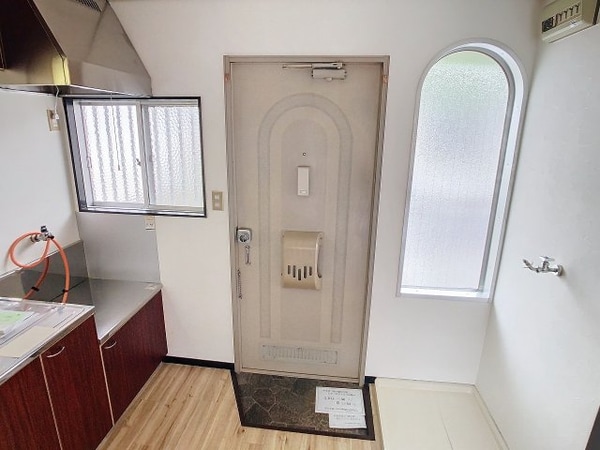 玄関(現況を優先します。（撮影時期：2024年7月）)