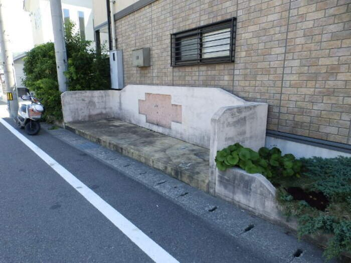 物件外観写真4　(ゴミ出し場)