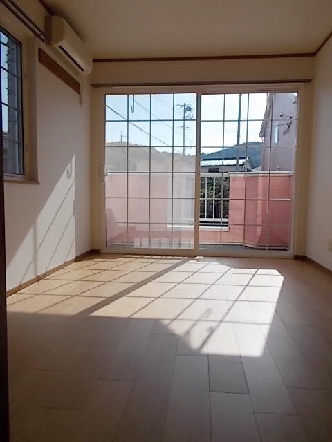 物件内観写真2　(居室・リビング)