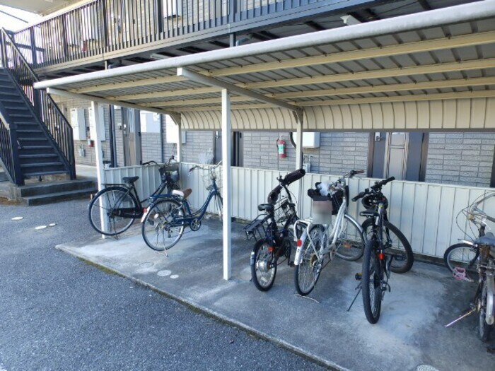 物件内観写真3　(駐輪場)